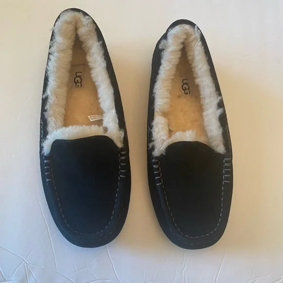 UGG Women’s Slippers - Picture 2 of 5